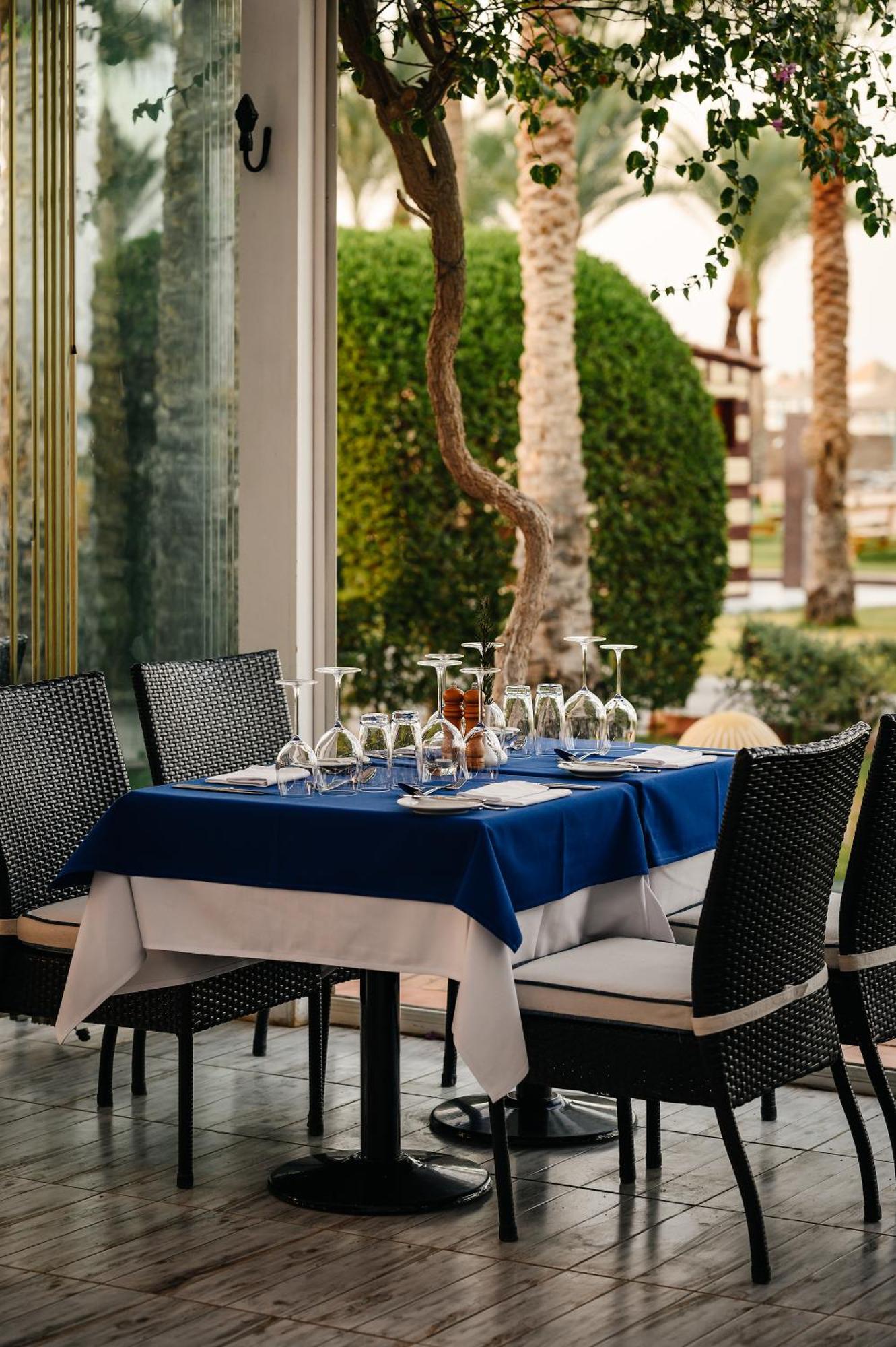 Iberotel Redsina Šarm aš-Šajch Exteriér fotografie A table set for fine dining